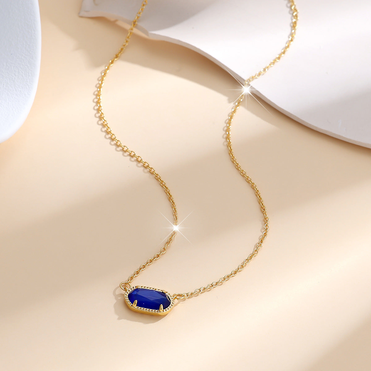Classic oval sapphire necklace | Gold